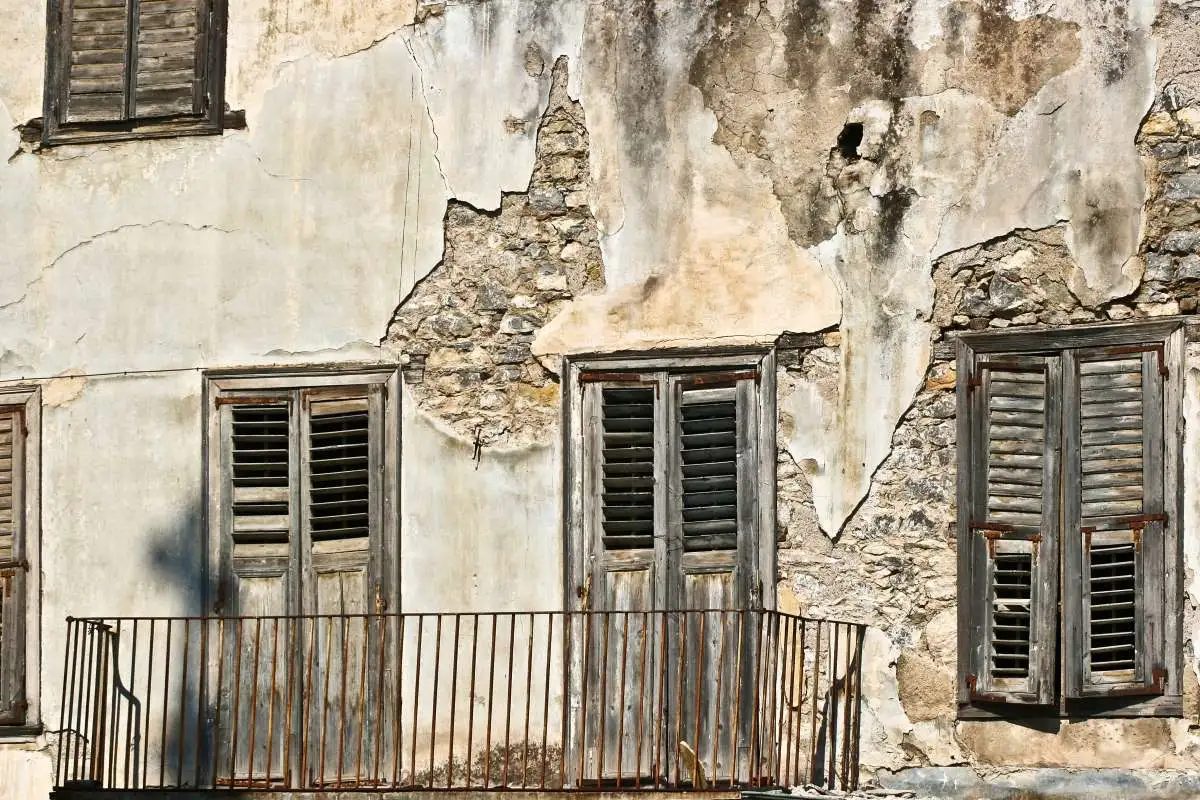 An old and run-down house in Greece